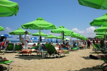 Aurinkorantaa Rethymnonissa - 2 laveria ja aurinkovarjo 9 euroa