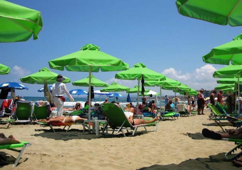 Aurinkorantaa Rethymnonissa - 2 laveria ja aurinkovarjo 9 euroa