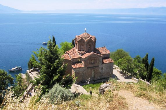 Sveti Jovan Kaneon kirkko niemellä järven rannalla