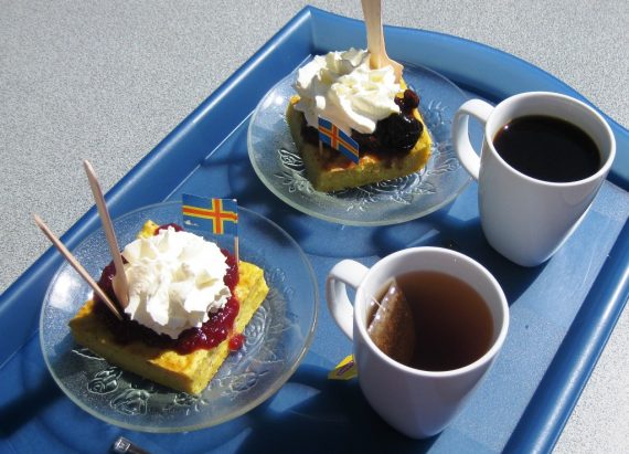 Ahvenanmaan pannukakkua Eckerön postitalon kahvilassa