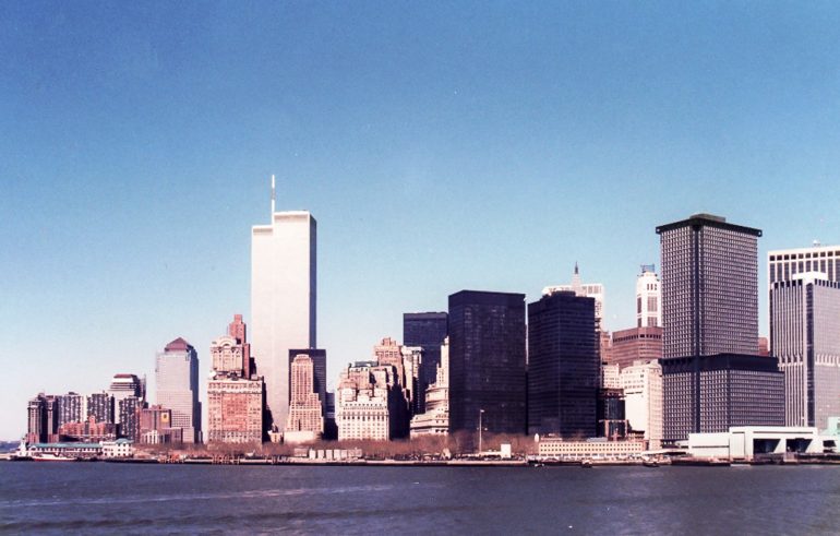 World Trade Center osana New Yorkin siluettia keväällä 1986