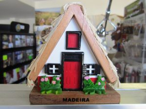 Santanaan jäänyt matkamuistotalo