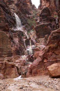 Vettä tuli alas putouksina