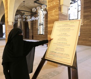 Oppaamme moskeijassa selittämässä islamin tärkeintä rukousta