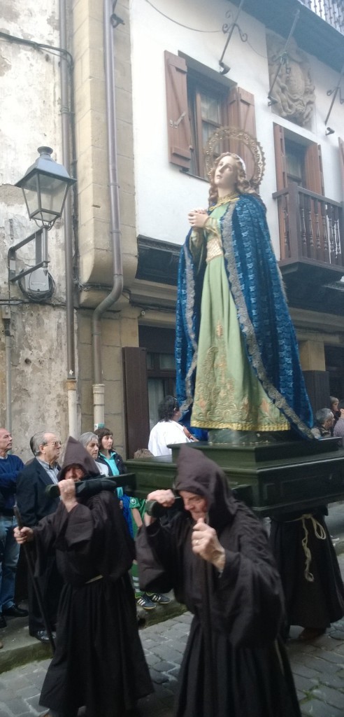 Pääsiäiskulkuetta Hondarribian vanhassakaupungissa