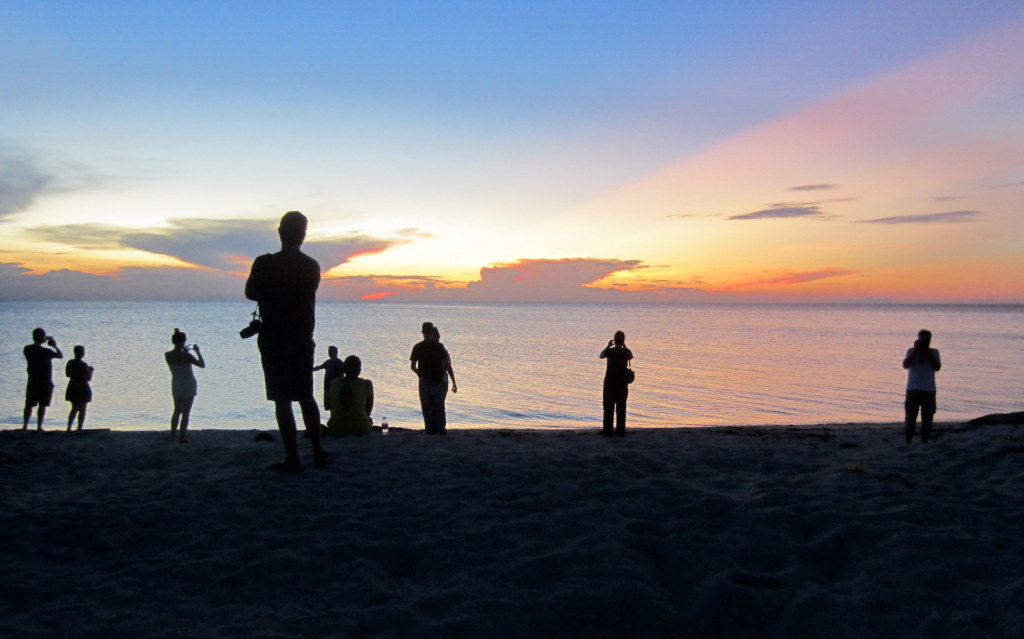 Auringonlasku Seligan Islandilla, Borneolla, Filippiinien rajalla