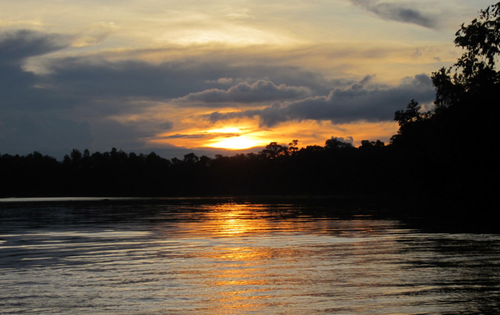 Auringonlasku Kinabatang-joella, Borneo, Malesia