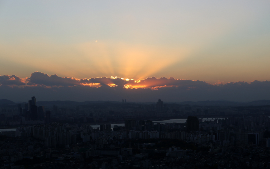 Auringonlasku Soul Towerin juurelta Etelä-Koreassa