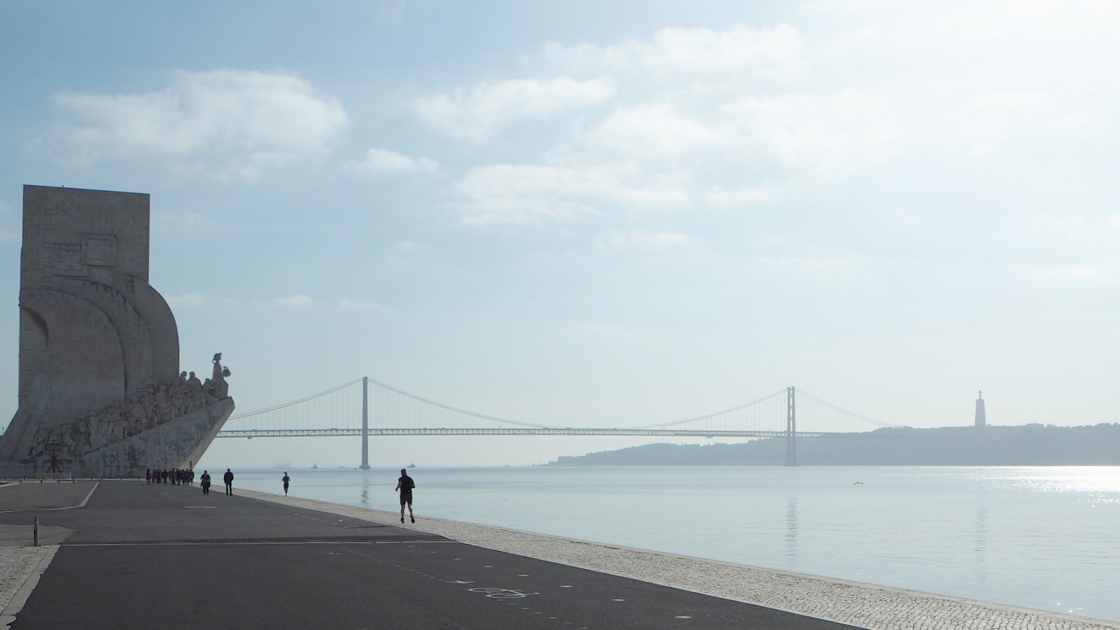 Löytöretkeilijöiden muistomerkki ja 25. April -silta ja Cristo Rei