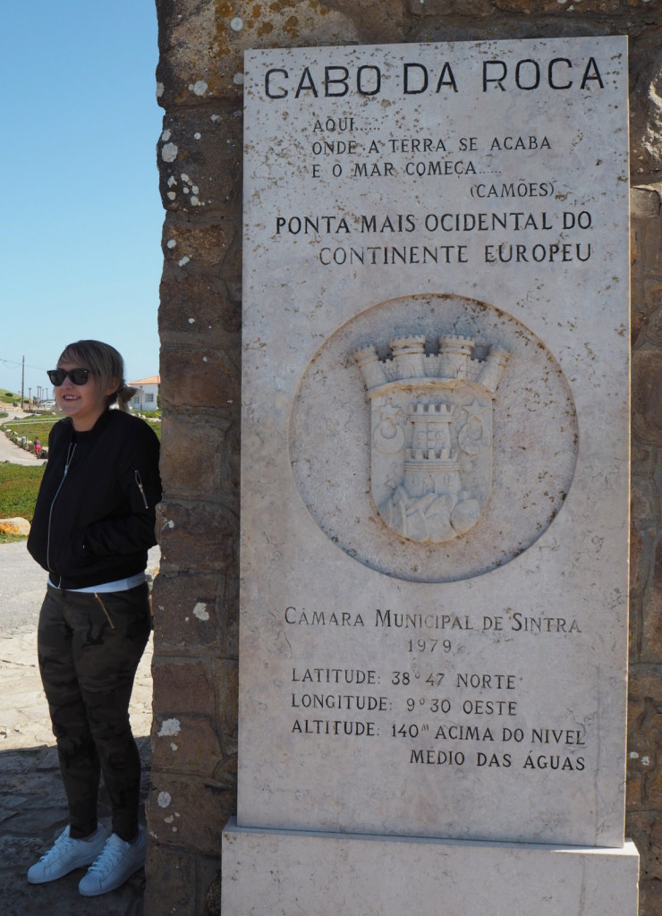 Capo da Roca ja turisti tuulen suojassa Capo da Roca ja turisti tuulen suojassa