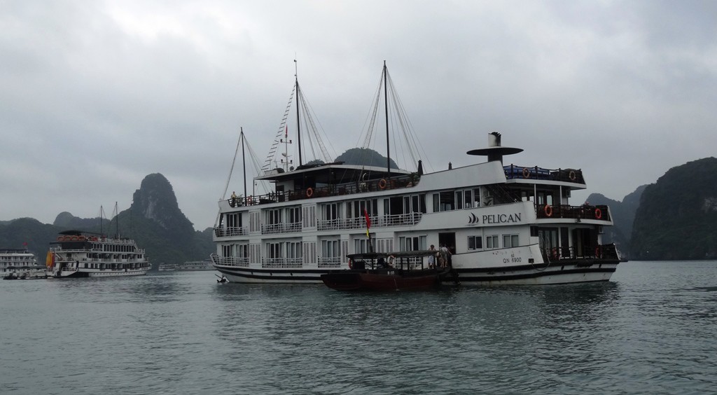 Laivamme Halong Bayllä