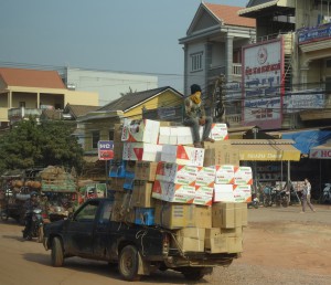 Iso lasti auton päällä