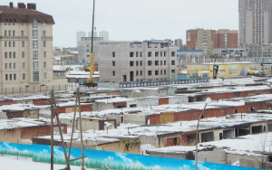 Astana Akbulak-hotelli näkymä vanhoille autotalleille