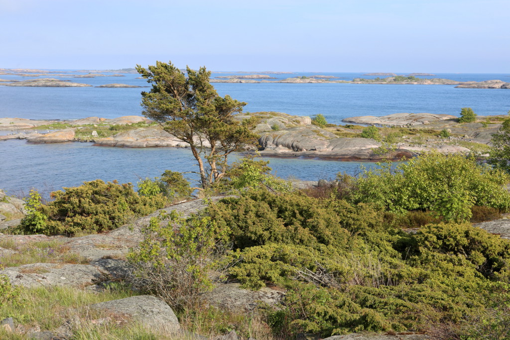 Näkymä saaren etelärannalta Örön linnakesaari