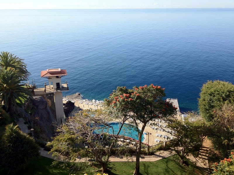 The Cliff Bay Näkymä parvekkeeltamme uima-altaille ja merelle