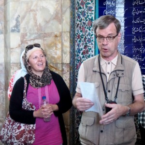 Kari lukee runoaan runoilijan hautamausoleumissa