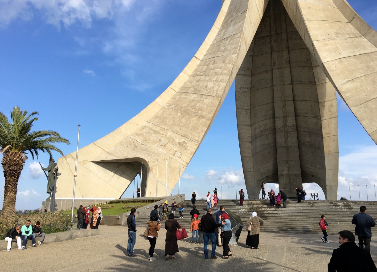 Marttyyrien muistomerkillä Alger Marttyyrien muistomerkillä Alger