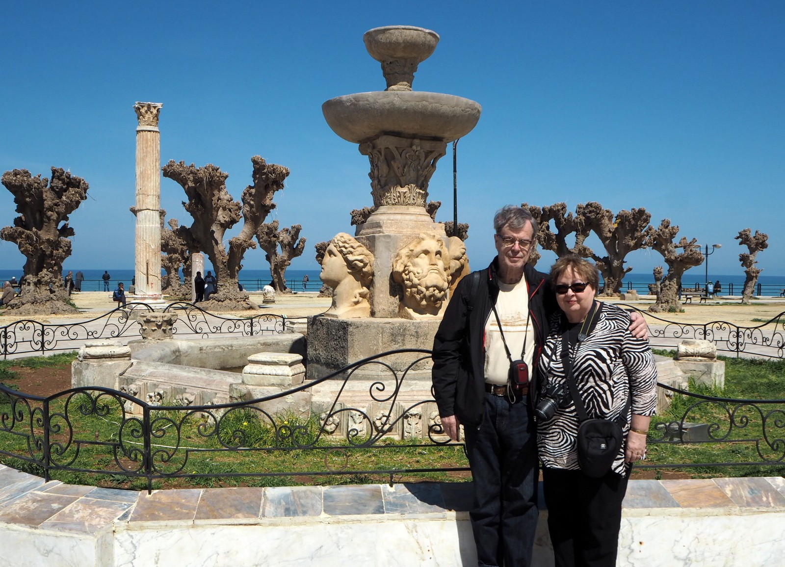 Runoilja ja vaimo Cherchellissä Algeriassa