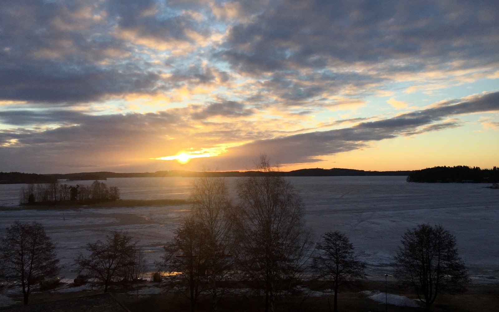 Aurinko nousee Kallavedellä