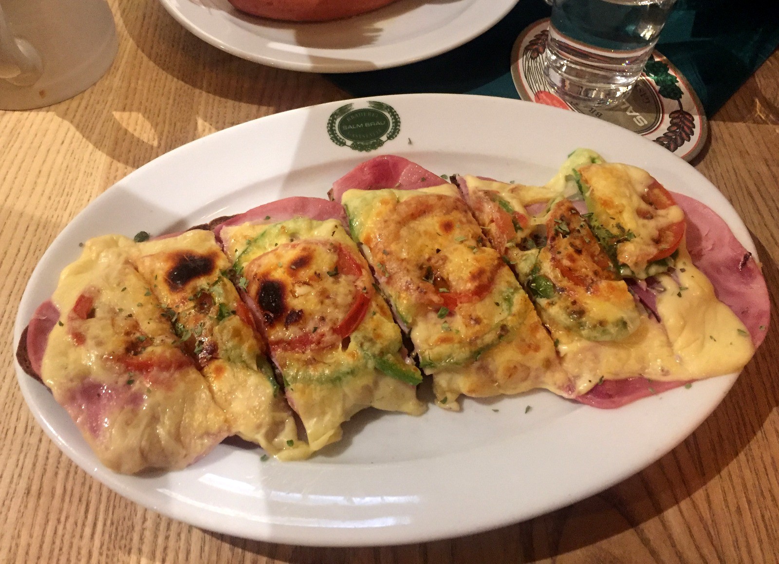 Tummalla leivällä kinkkua ja juustoa