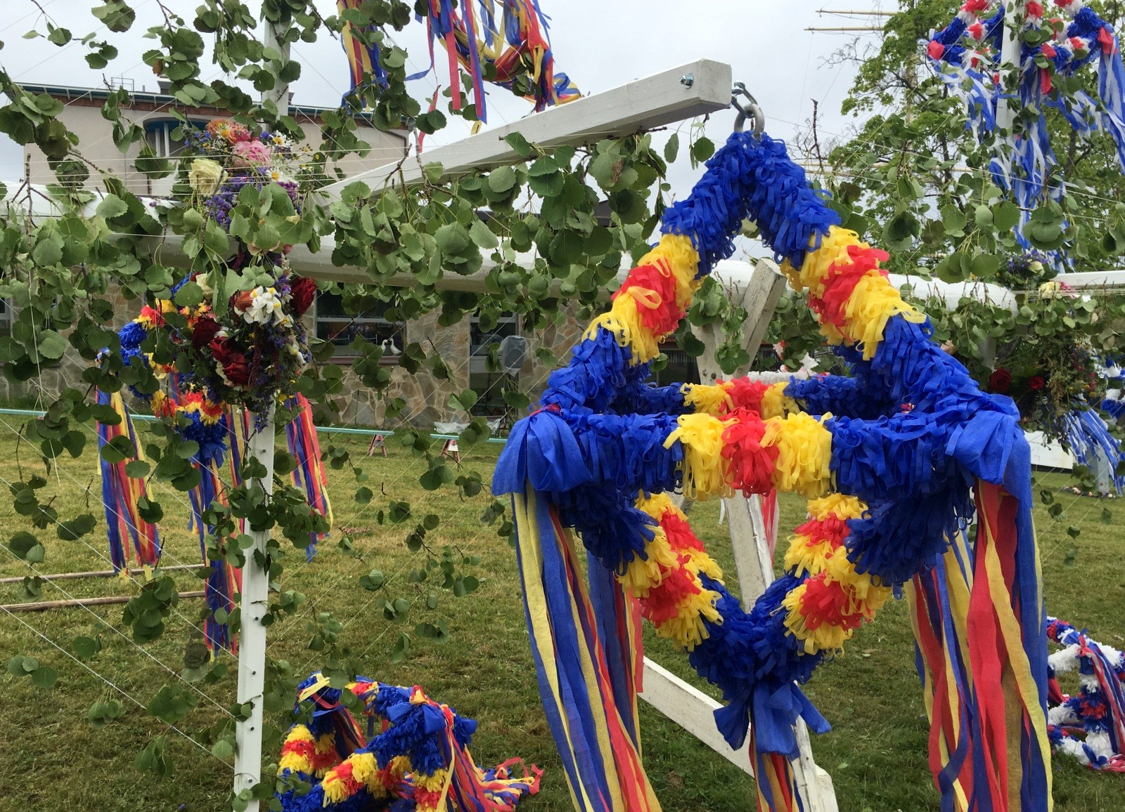 Juhannussalon koristelua