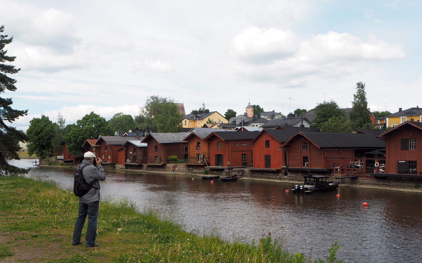 Turisti Porvoonjoenrannalla