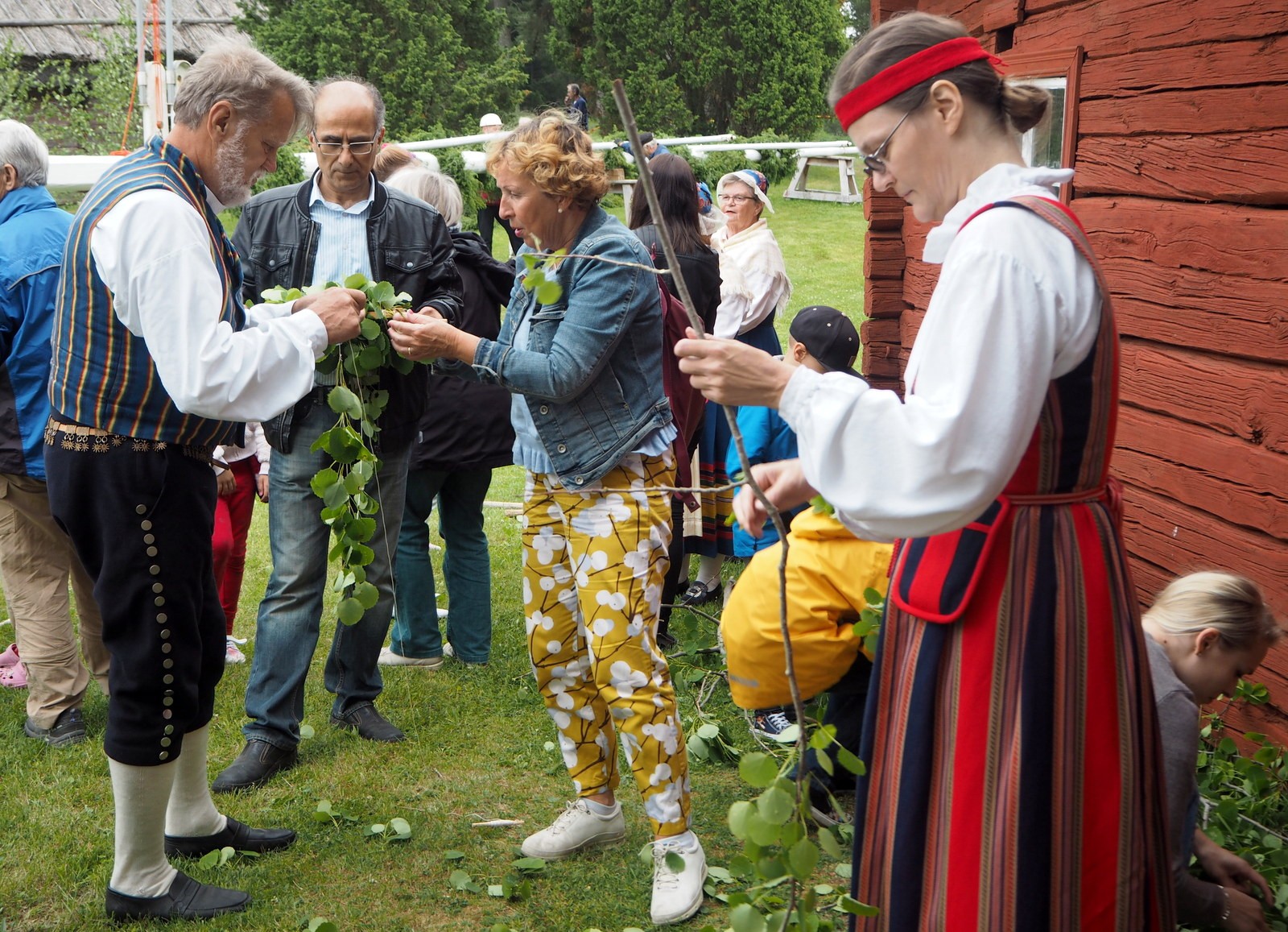 Lehtiä juhannussalkoon