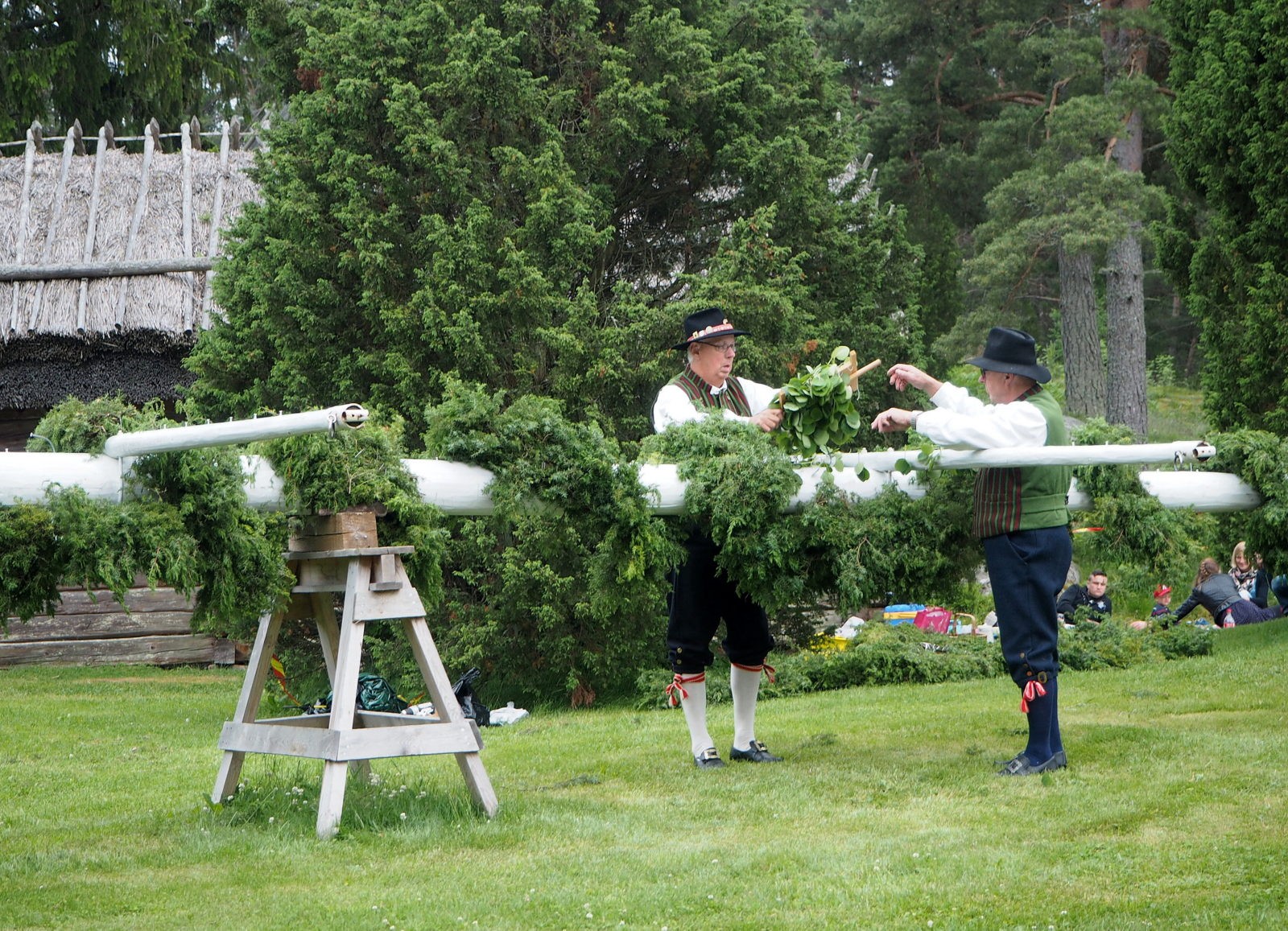 Juhannussalon koristelua