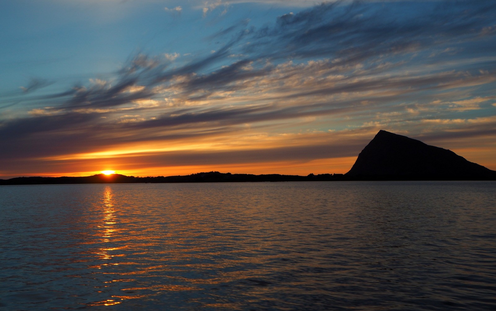 Auringolasku Henningsvaer