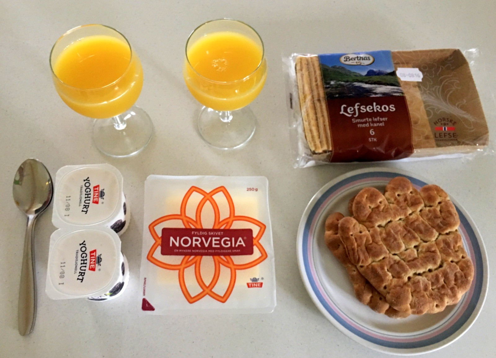 Omatoimiaamiainen Hagstuan mökissä