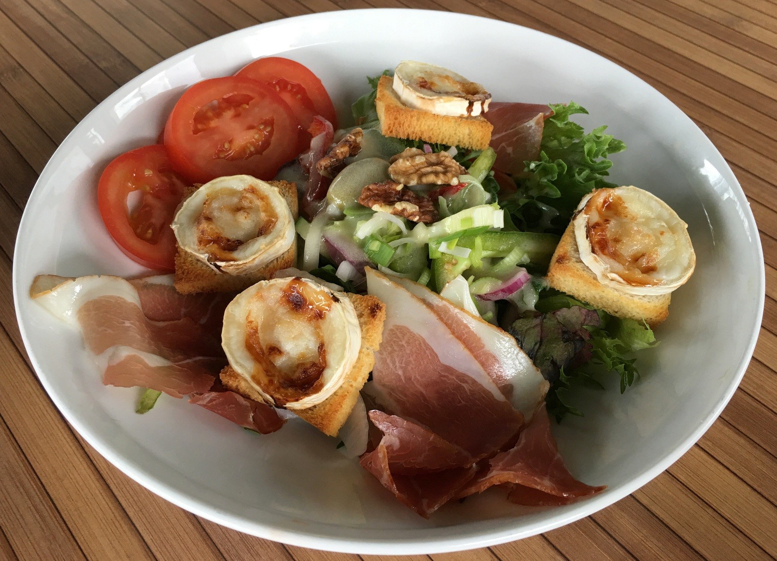 Bacalao vuohenjuustosalaatti