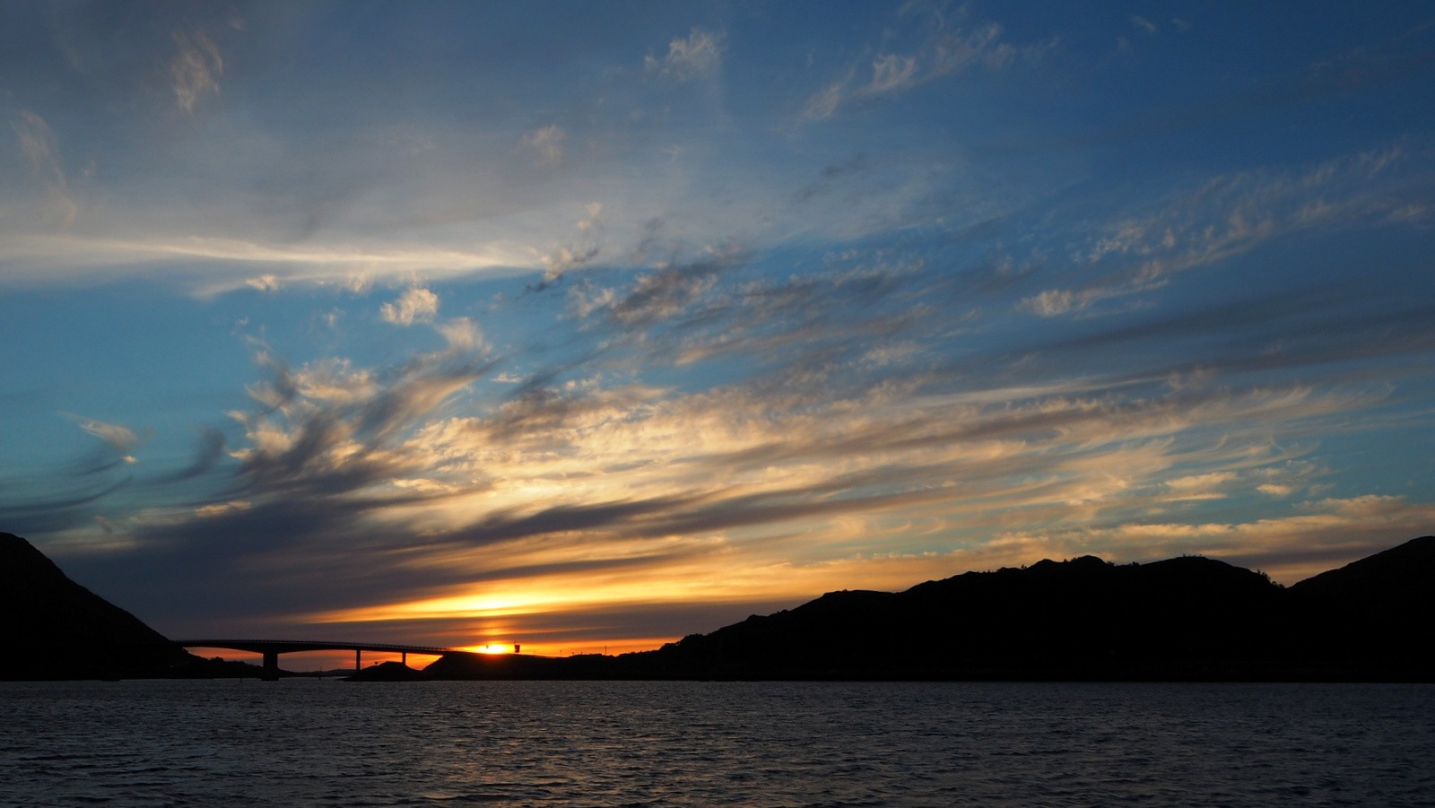 Auringonlasku Lofootit