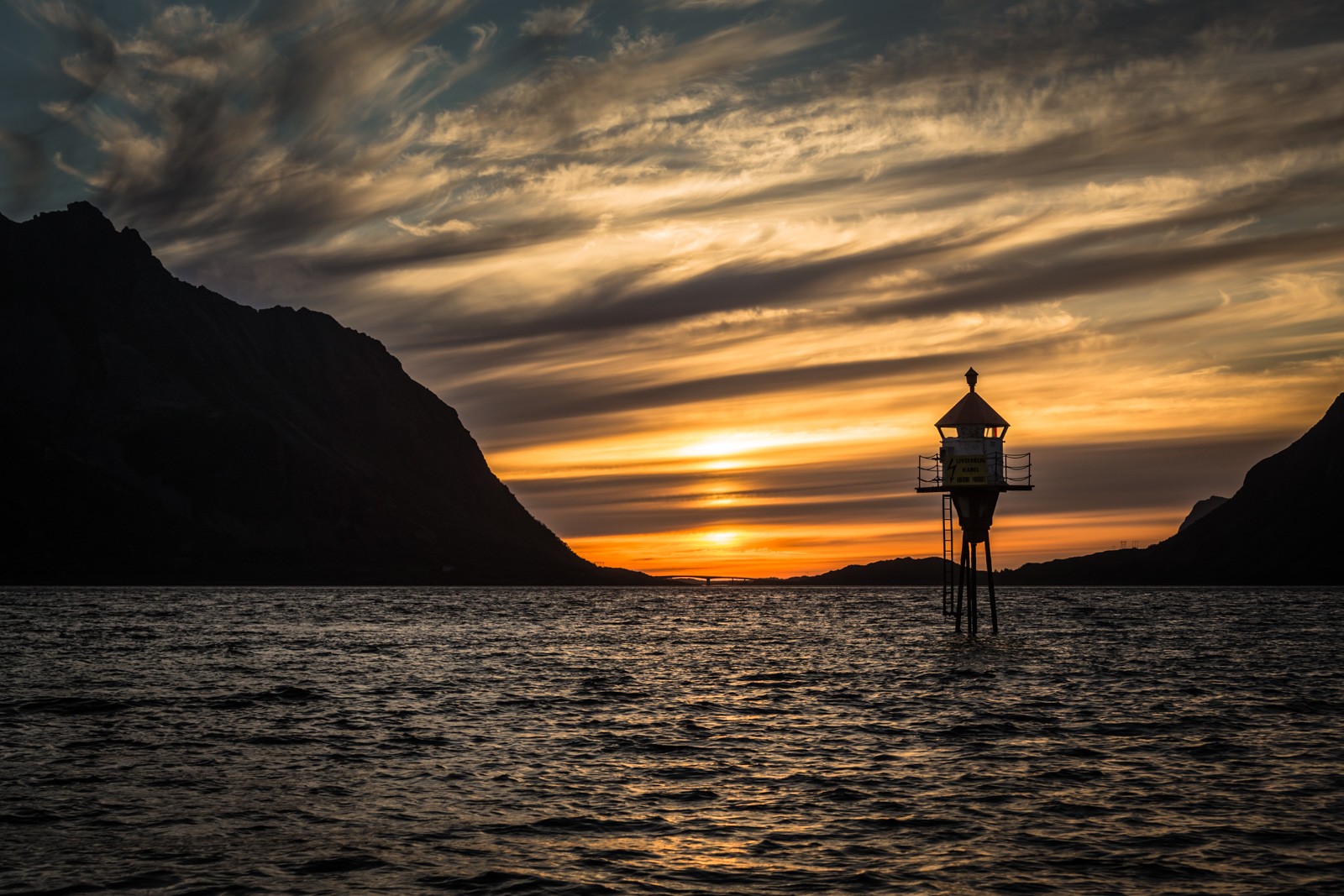 Auringonlaskuretkellä Henningsvaerista