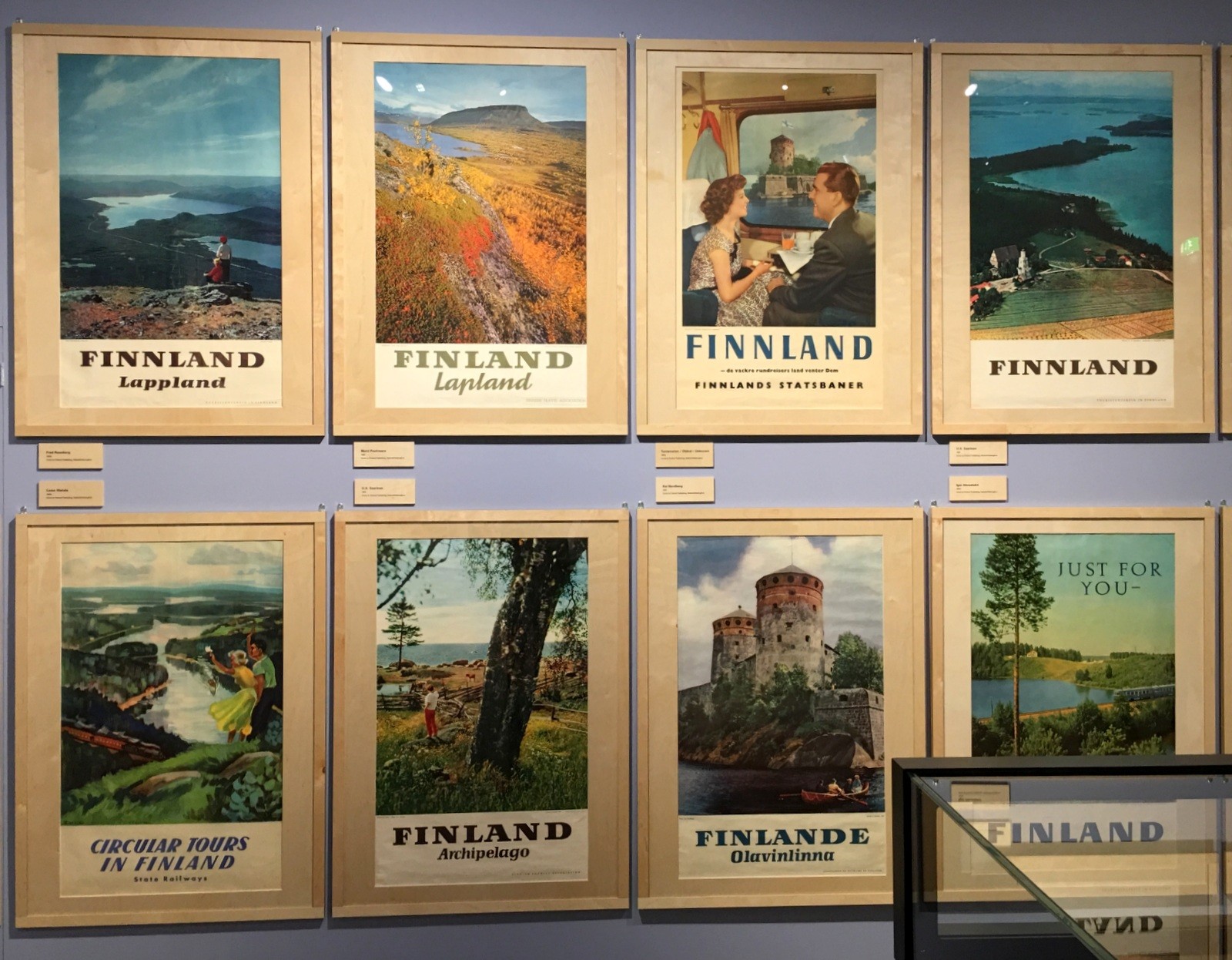 Värivalokuvat valtaavat julisteet