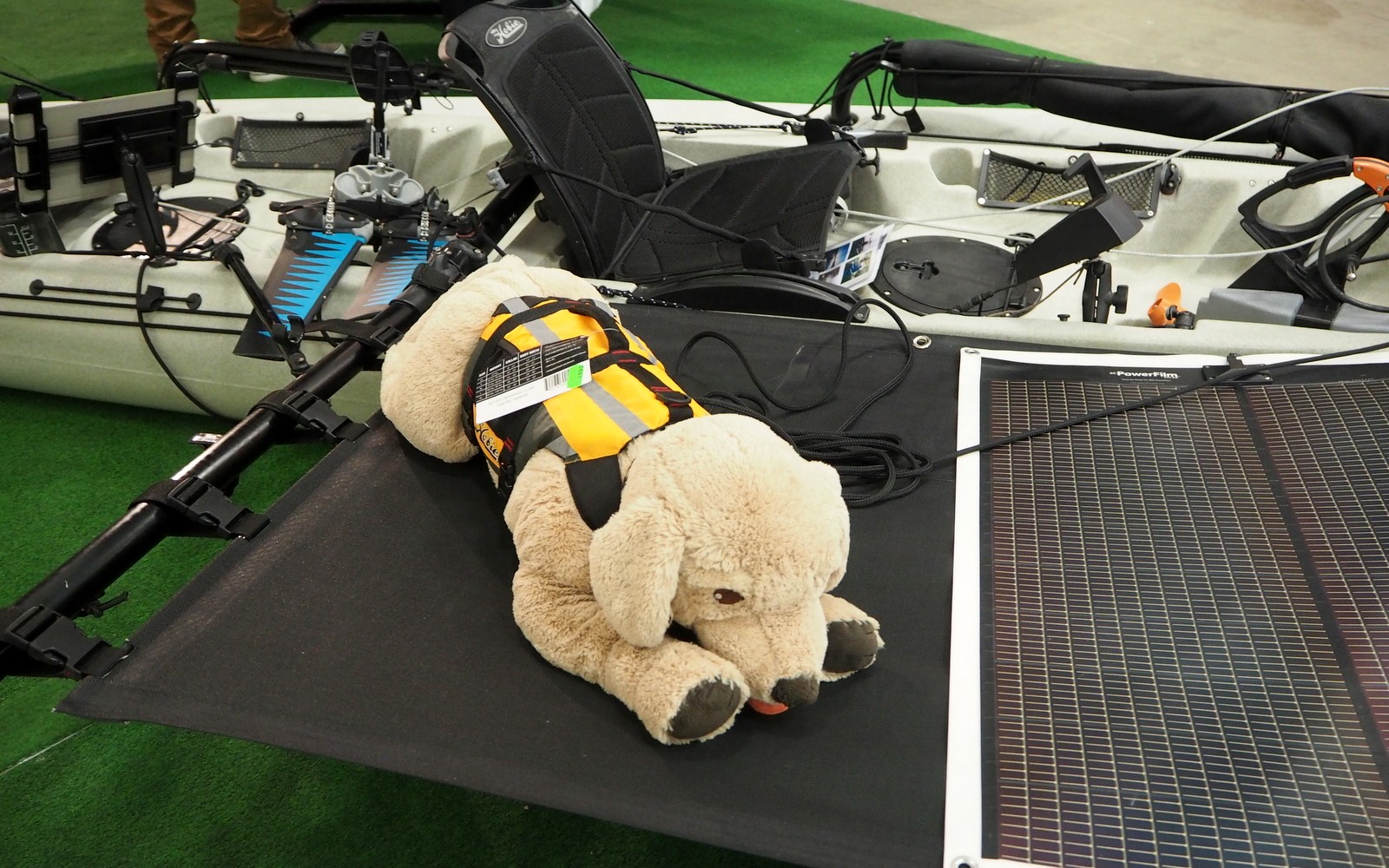 Venevarusteita venemessuilla