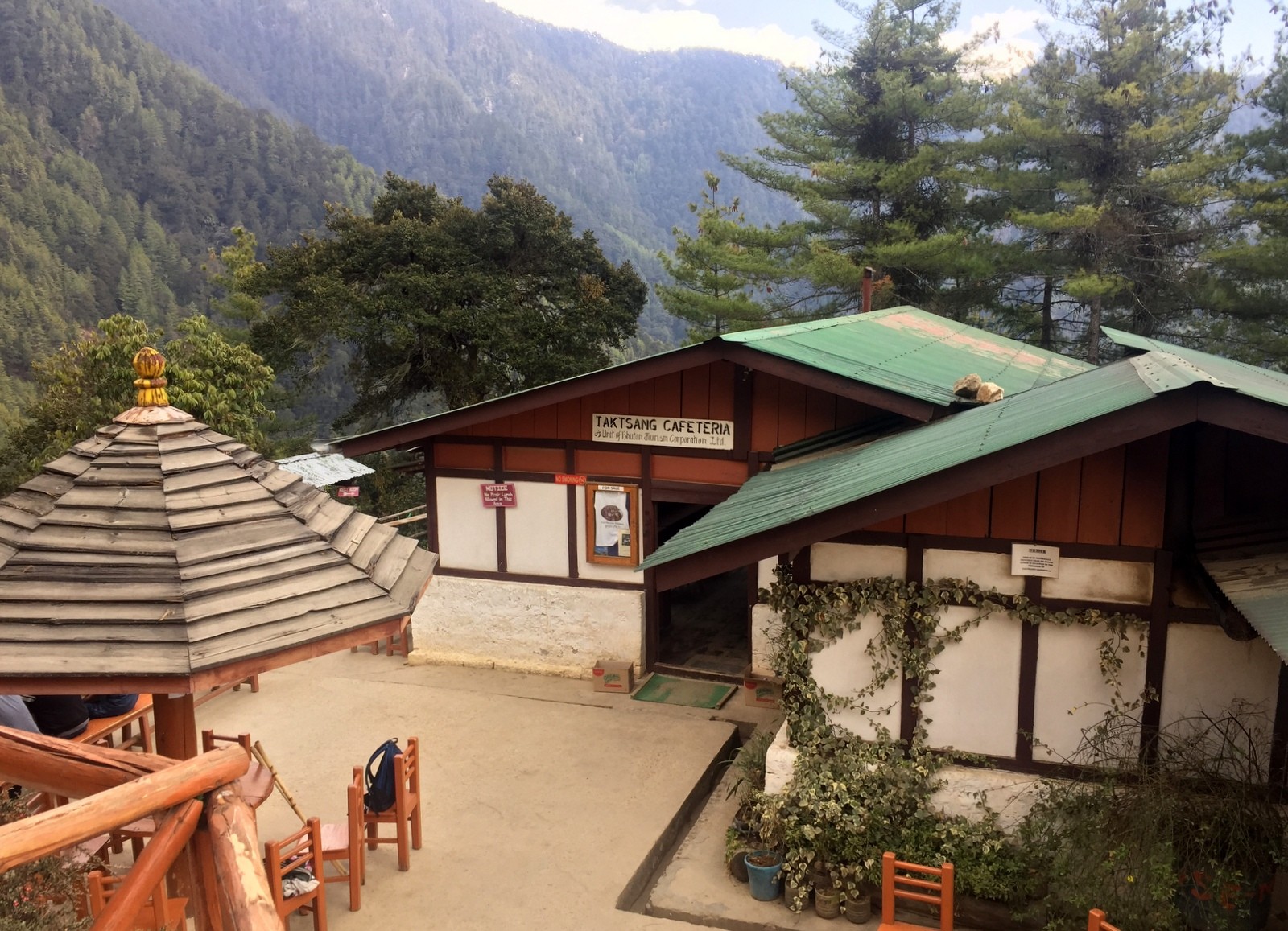 Tiikerinpesä Tiger's Nest kahvila