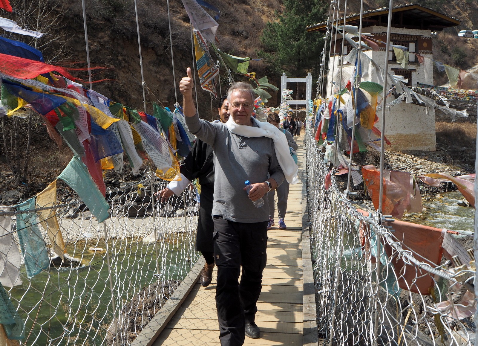 Turisti Bhutanin vanhimmalla sillalla