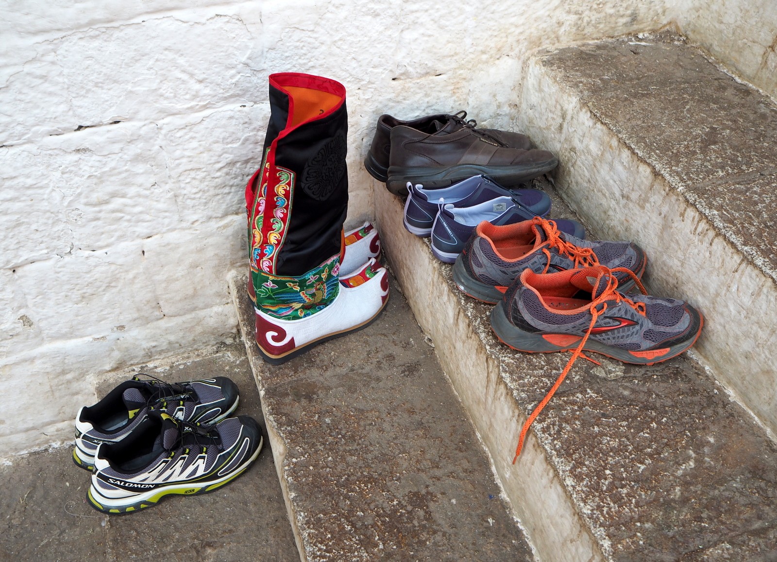 Turisteja ja bhutanilaisia