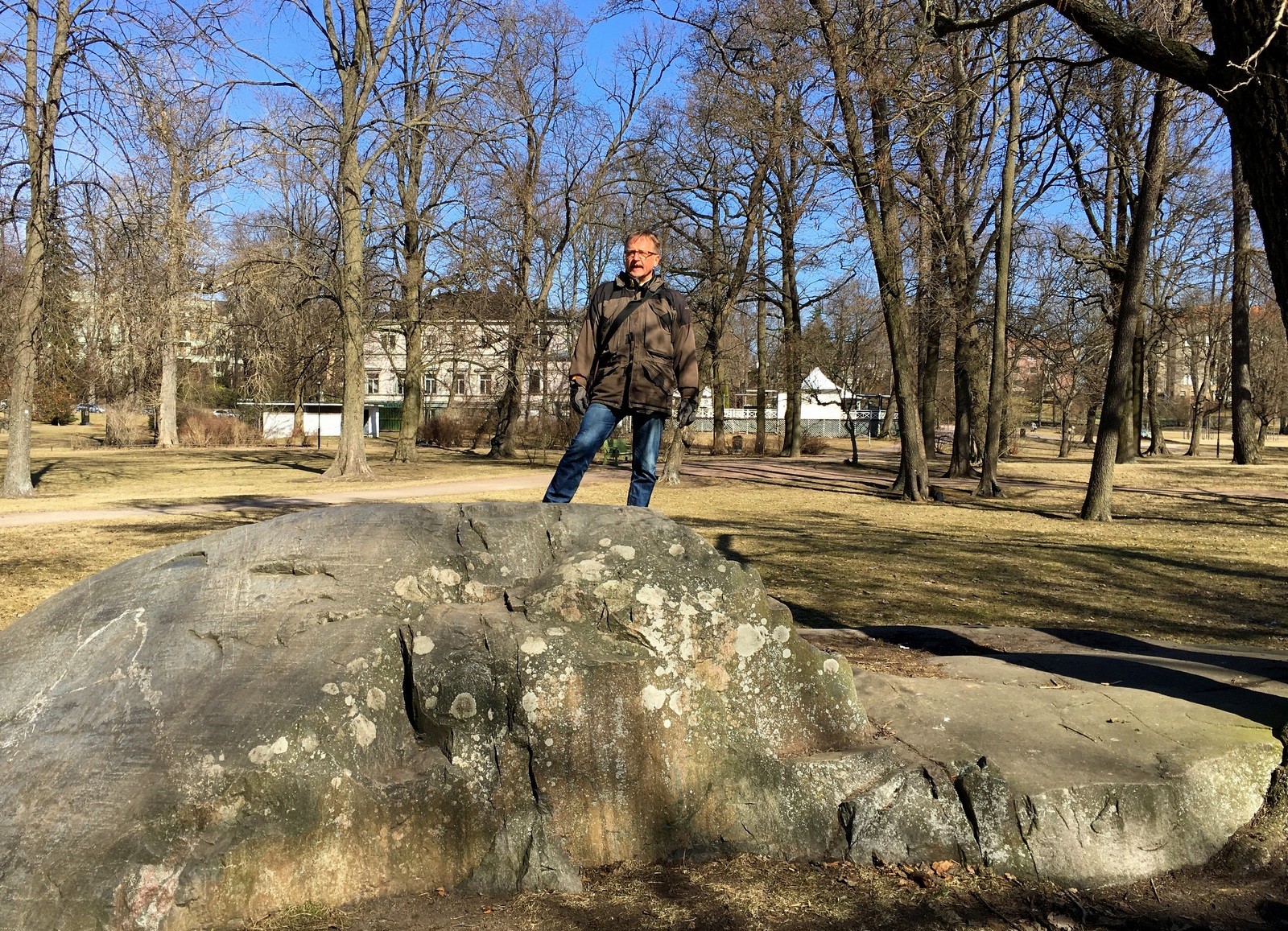 Lumoava Helsinki Kaivopuisto silokallio