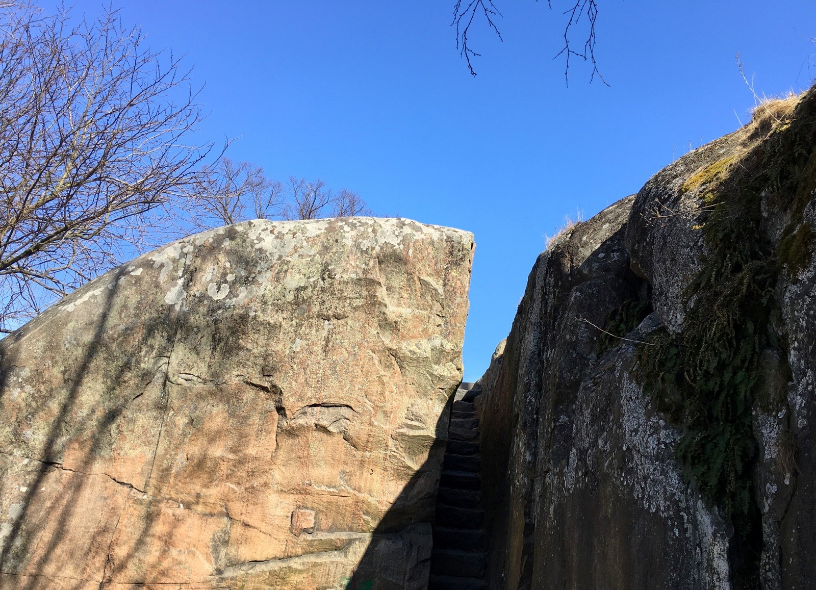 Lumoava Helsinki Kaivopuisto kalliorotko