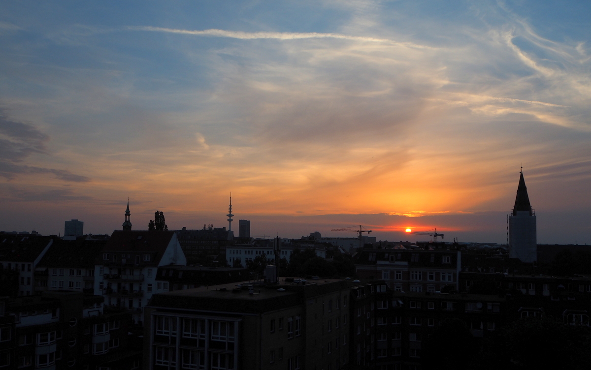 Auringonlasku hotellimme kattoterassilta kuvattuna