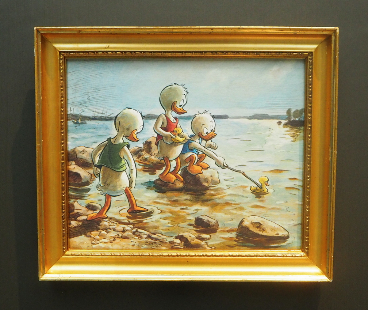 Leikkiviä ankanpoikia rannalla