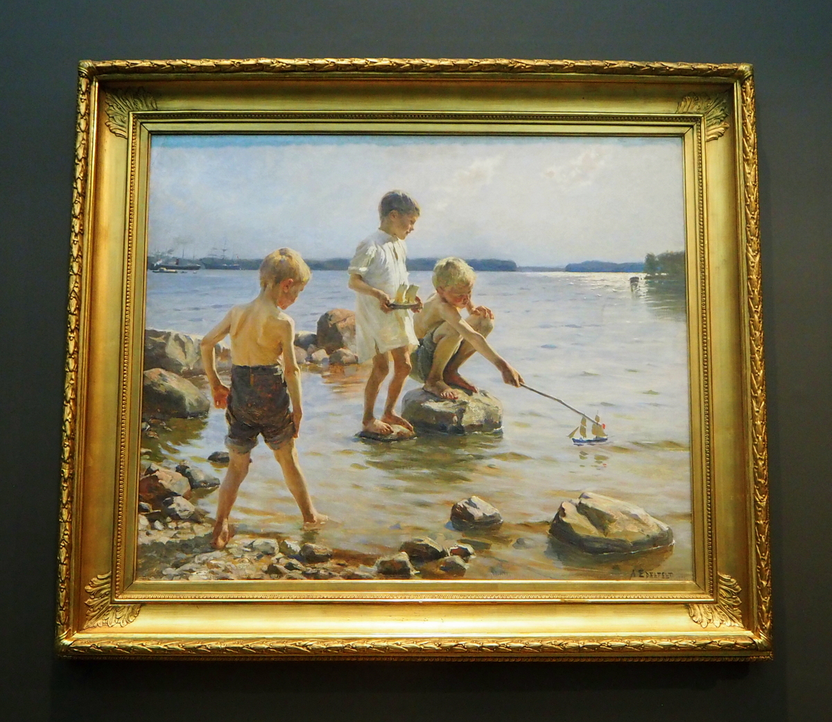 Leikkiviä poikia rannalla