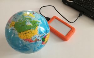 Maapallo ja USB-levy Arkikuvia