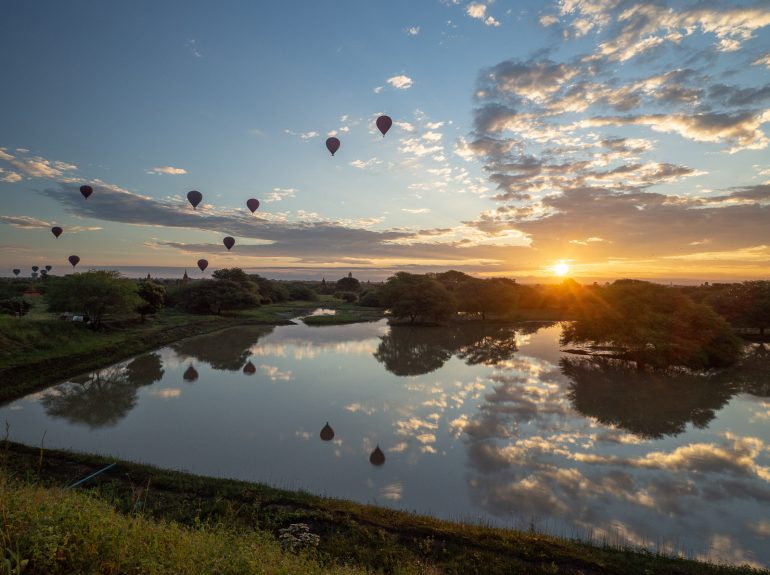 Auringonnousu Bagan Myanmar