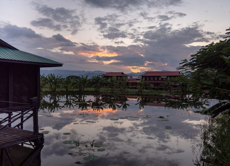 Auringonlasku Inle-järvellä