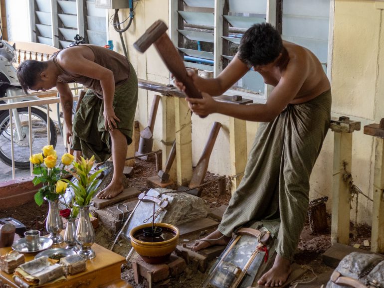 Lehtikullan valmistusta Mandalay