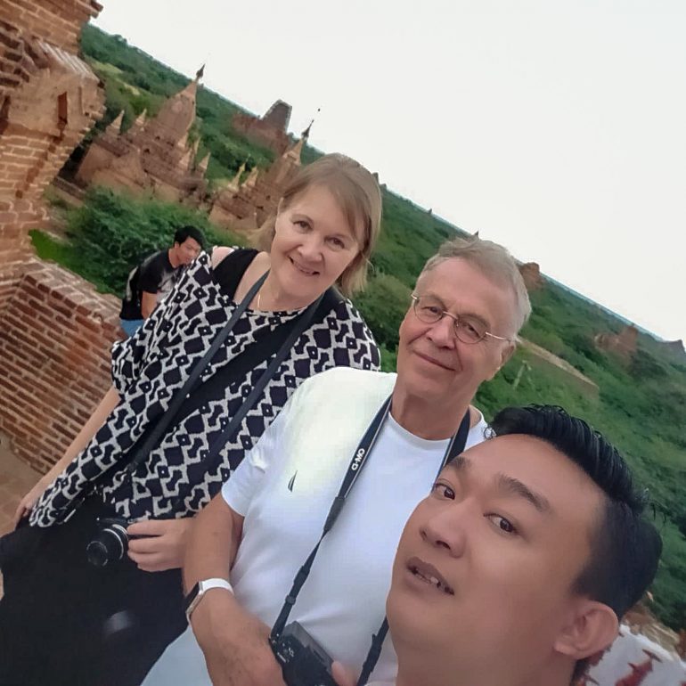 Opas työssään Baganissa