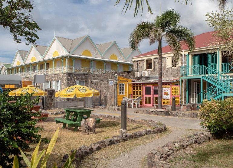 Nevis Karibiaa lennellen vai risteillen