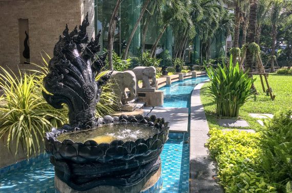 Shangri-La Bangkokin paras hotelli